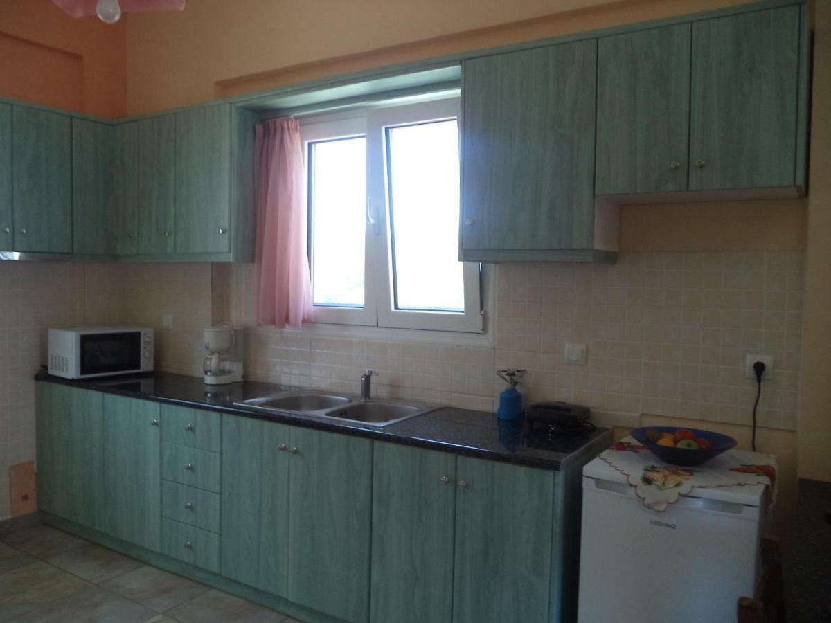 Apartment Karoubis *