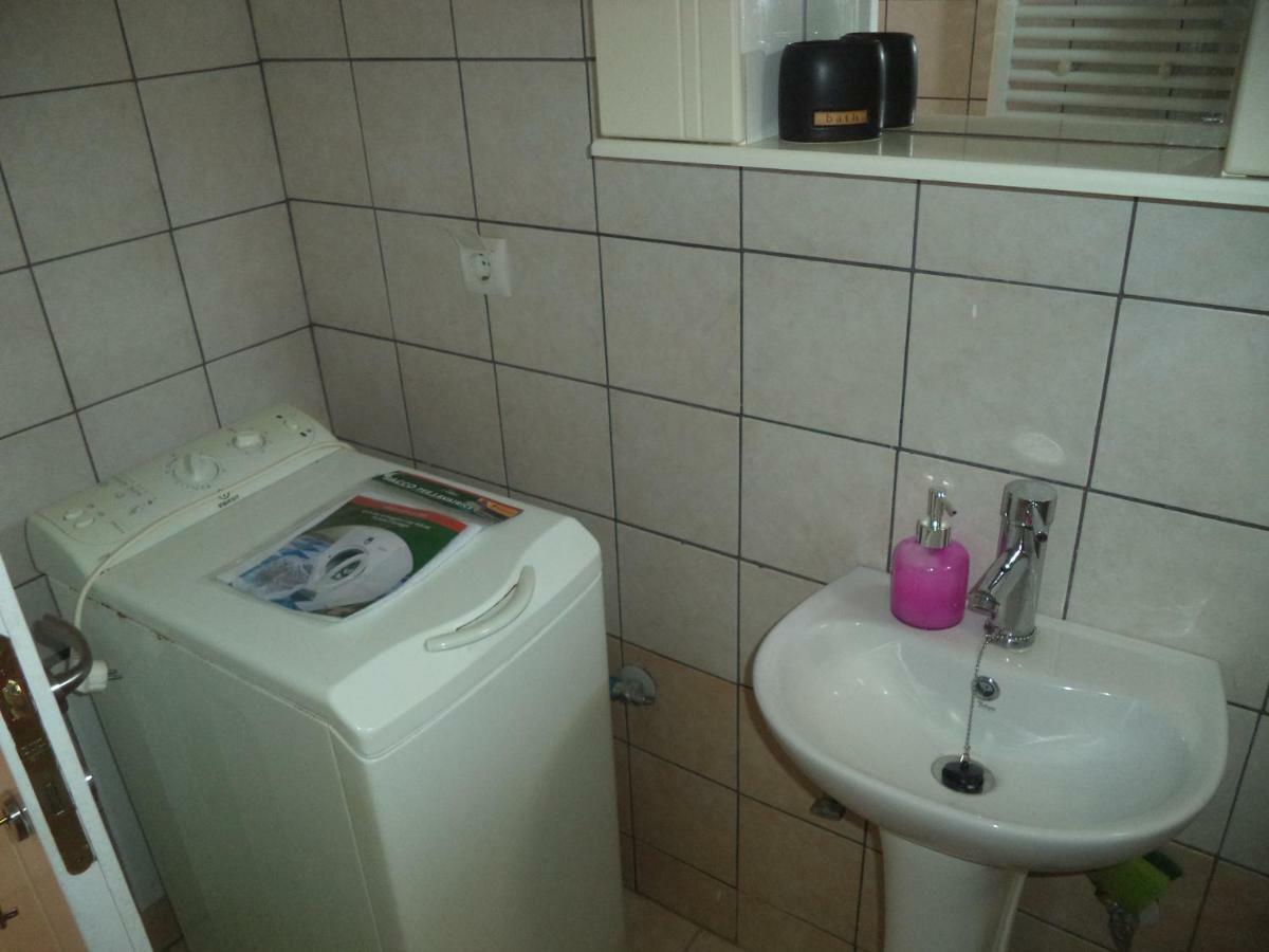 Apartment Karoubis